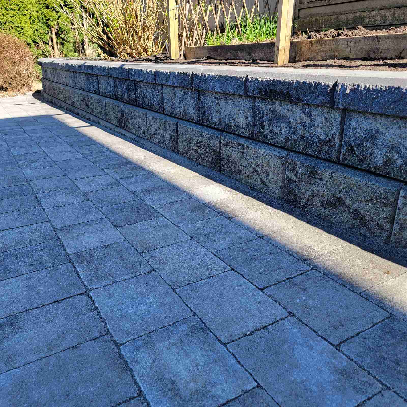 13_close-up-of-stone-retaining-wall-and-interlocking-pavers-built-by-back40-landscaping-in-burnaby-bc
